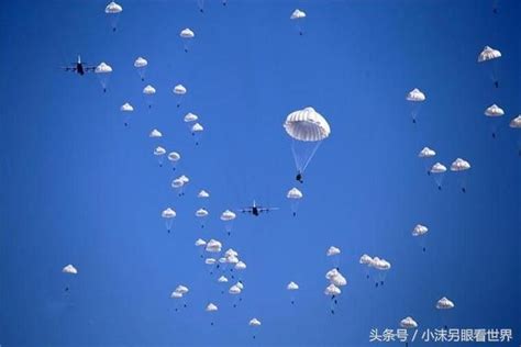 搭乘白色降落傘 隨著風吹四處搖 東邊看看西邊瞧